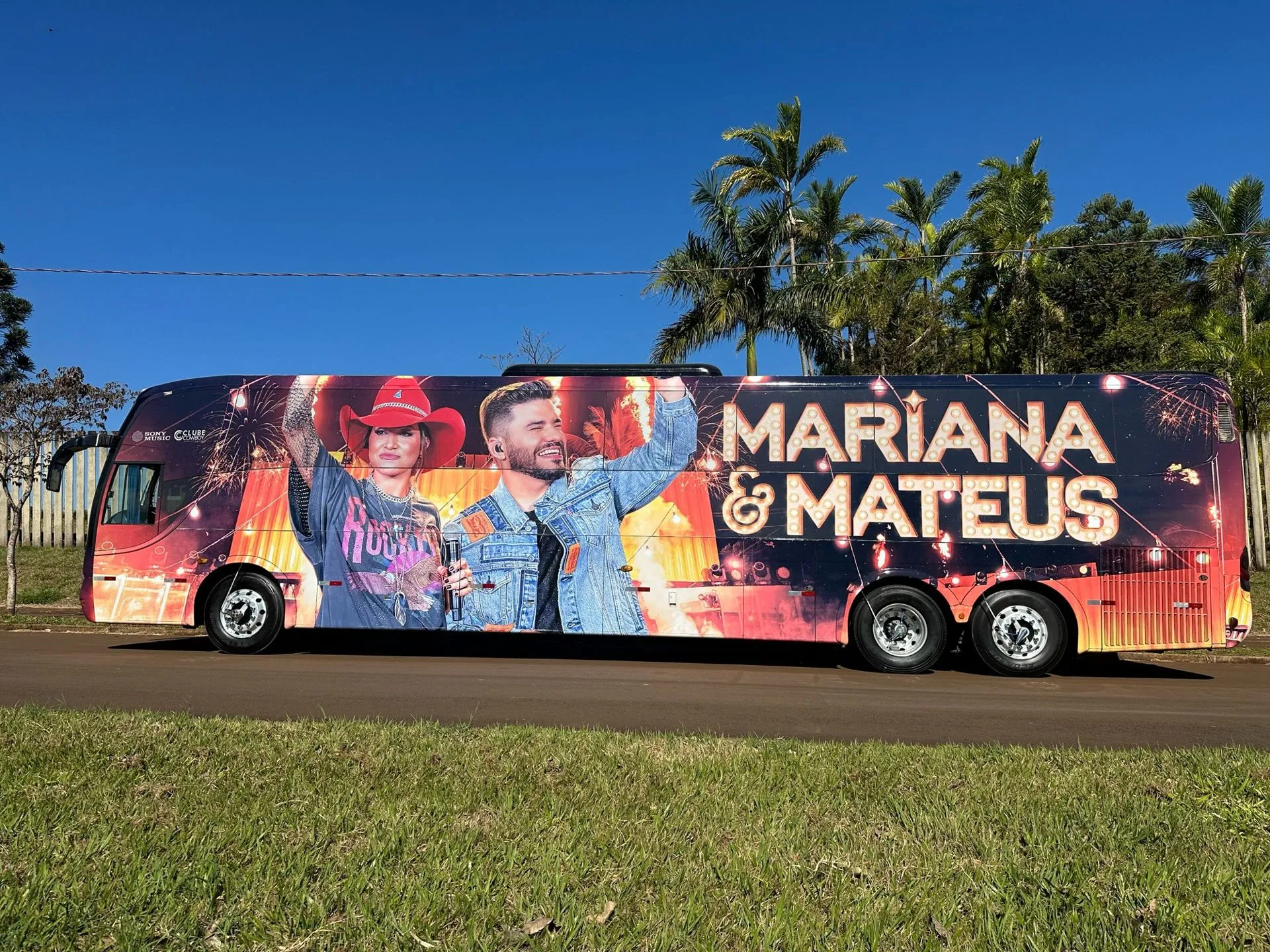 Ônibus de turnê de Mariana e Mateus